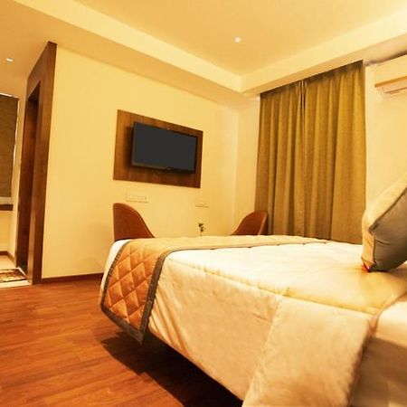 Super Hotel O Nar Comforts Near Ksr Railway Station Bangalore Luaran gambar